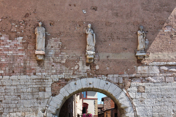 Espello, antigua ciudad romana y medieval, detalles turísticos, Umbría, Italia
 - Foto, imagen