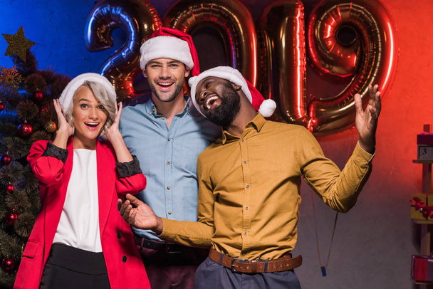 счастливые мультикультурные бизнесмены веселятся на новогодней корпоративной вечеринке
  - Фото, изображение