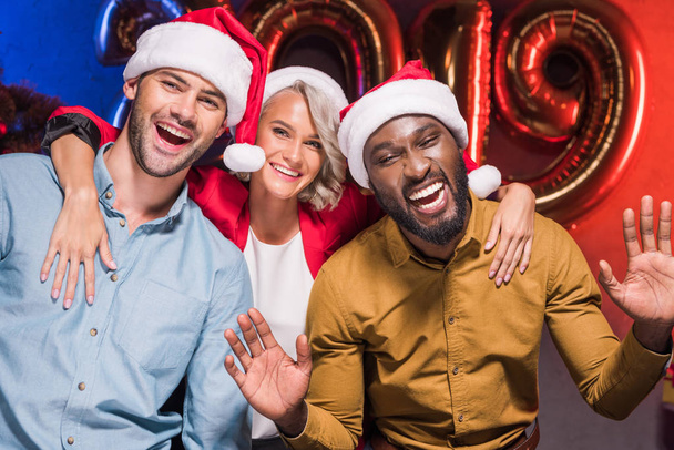 šťastná multikulturní podnikatelé při pohledu kamery na novoroční firemní party  - Fotografie, Obrázek