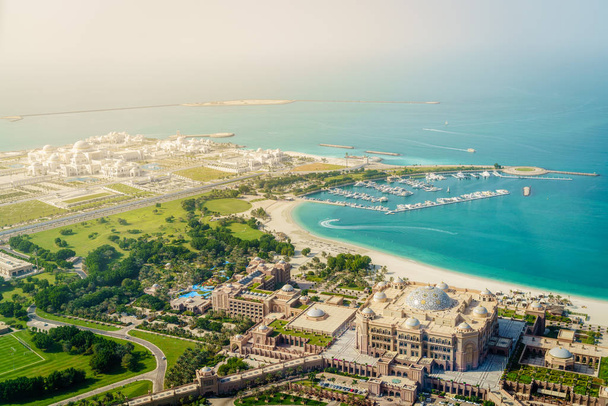 Vista aerea Emirates Palace Hotel e il Palazzo Presidenziale ad Abu Dhabi, Emirati Arabi Uniti
 - Foto, immagini