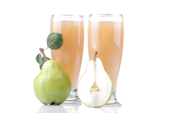 El jugo de la pera en los vasos junto a la pera fresca sobre el fondo blanco aislado
 - Foto, imagen