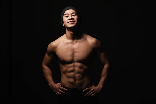 Portret van jonge Aziatische jongen met fitness lichaam. Positieve houding - Foto, afbeelding
