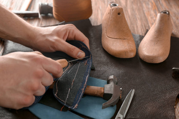 Shoemaker työskentelee nahkaa tehtaalla
 - Valokuva, kuva