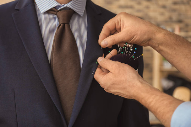 Seamster ušití obleku pro klienta v ateliéru - Fotografie, Obrázek
