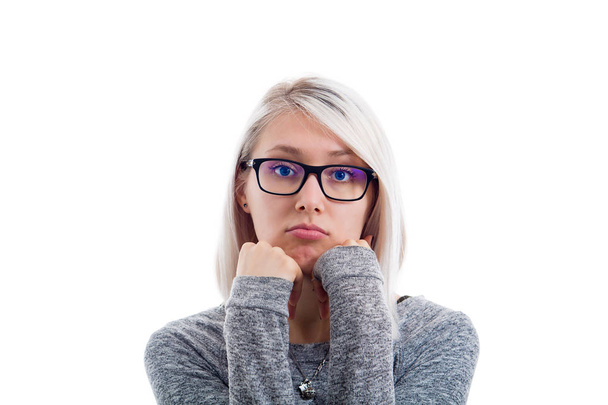 Unatkozik nő szemüveges látszó-hoz fényképezőgép isolaed-a fehér háttér előtt álla alatt mindkét kezével. Szomorú emberi érzelem, fáradt érzés. Boldogtalan kifejezés. - Fotó, kép