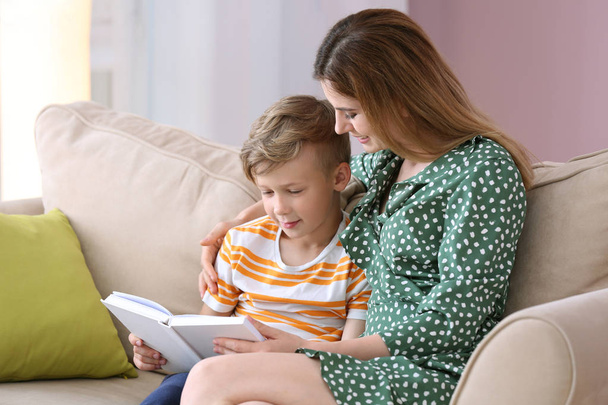 Matka a její syn čtení knihy společně doma - Fotografie, Obrázek