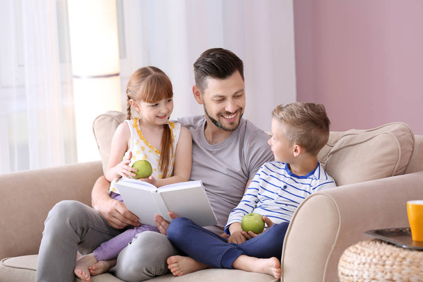 Atya és gyermekei olvasás könyv együtt otthon - Fotó, kép