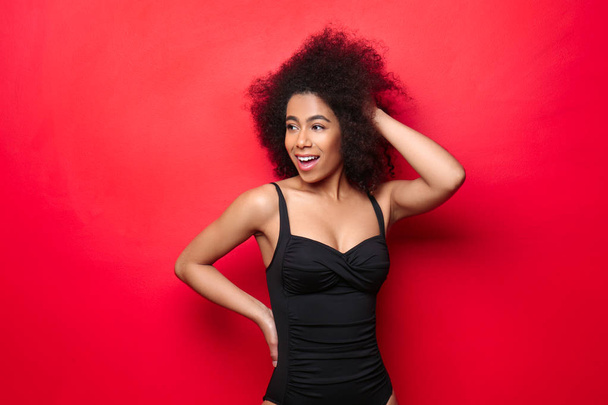 Bella donna afro-americana in costume da bagno su sfondo colore
 - Foto, immagini
