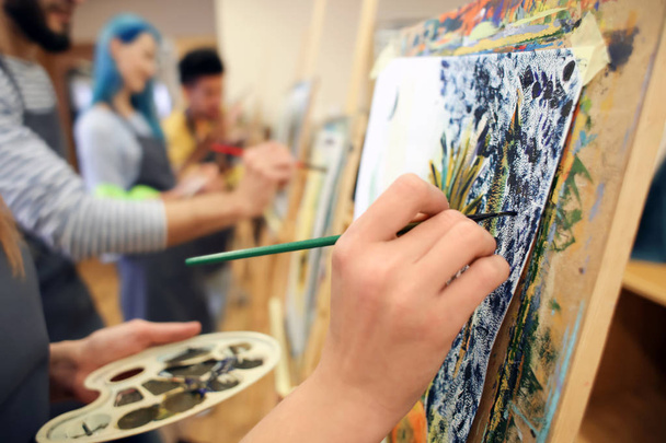 Studentów sztuki, malarstwo w pracowni - Zdjęcie, obraz
