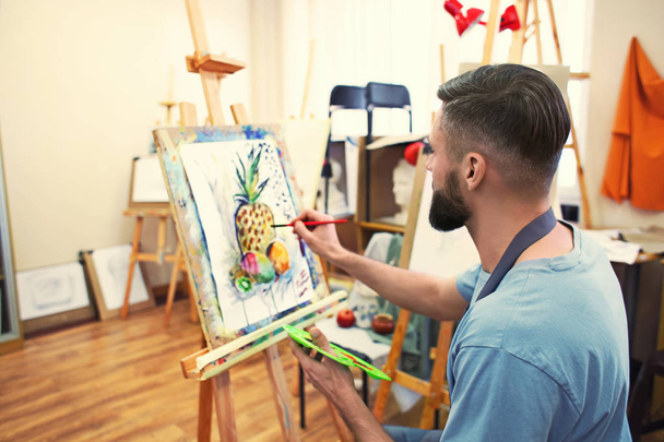 Masculino arte estudiante pintura en taller
 - Foto, imagen