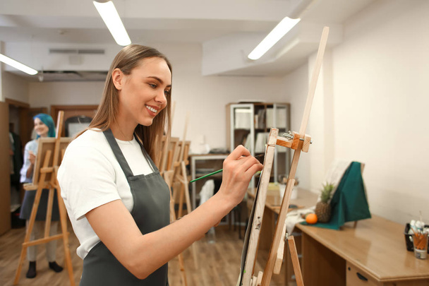 Молодая художница-студентка в мастерской
 - Фото, изображение