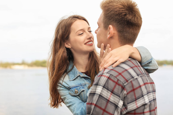 Boldog, fiatal pár, a tavasz-folyó közelében - Fotó, kép