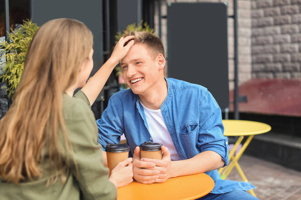 Feliz pareja joven en la cafetería al aire libre
 - Foto, imagen