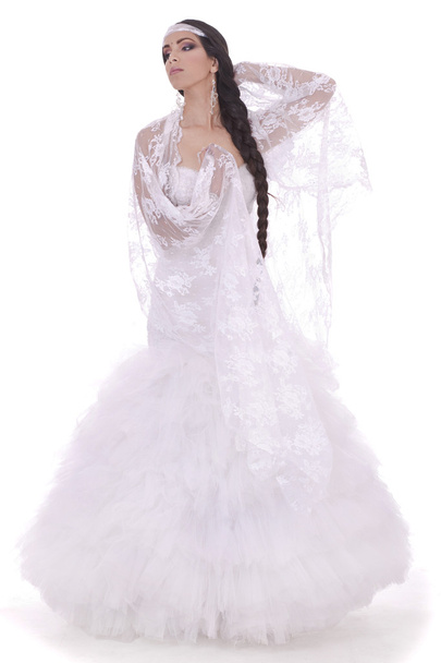 Весільна наречена в білій сукні
 - Фото, зображення