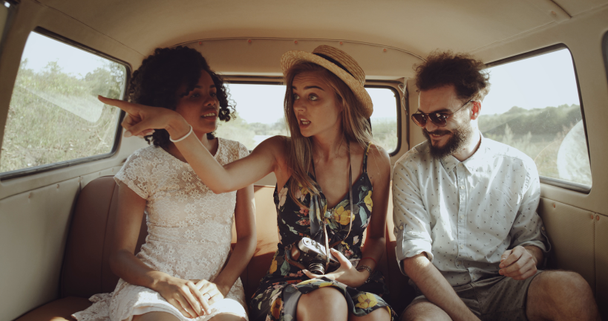 Vintage retro şık arkadaş iki genç kadın ve bir adam pencere gülümseyen aracılığıyla arıyor yolda otobüste. 4k - Video, Çekim