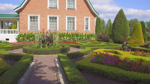 vue sur le beau jardin géométrique avec des arbres près de la maison
 - Séquence, vidéo