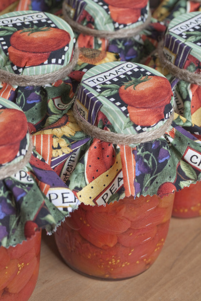 pomidory w puszkach z kolorowych etykiet konserwowego - Zdjęcie, obraz