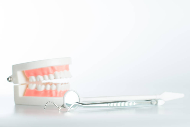 Dental fogászati eszköz, fogászati ellátás koncepció modell. - Fotó, kép