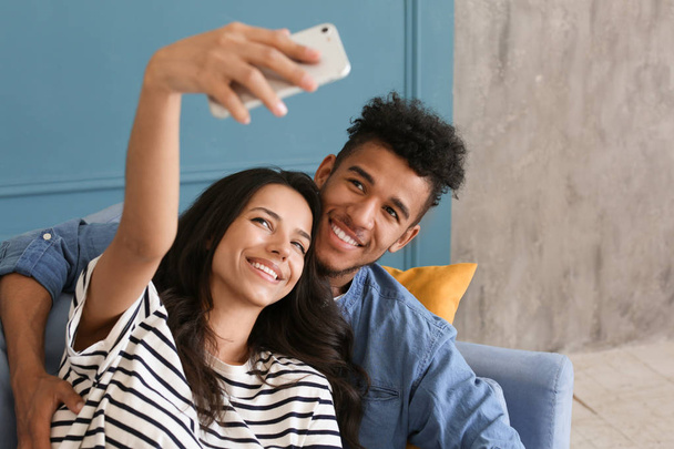Szczęśliwa para African-American biorąc selfie w domu - Zdjęcie, obraz