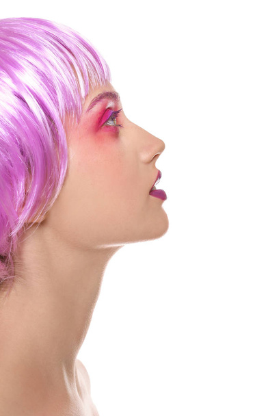Mladá žena s neobvyklým vlasy a profesionální make-up na bílém pozadí - Fotografie, Obrázek