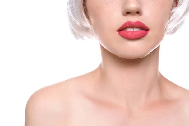 Mladá žena s profesionální make-up na bílém pozadí, closeup - Fotografie, Obrázek