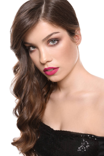 Portrét mladé ženy s profesionální make-up na bílém pozadí - Fotografie, Obrázek