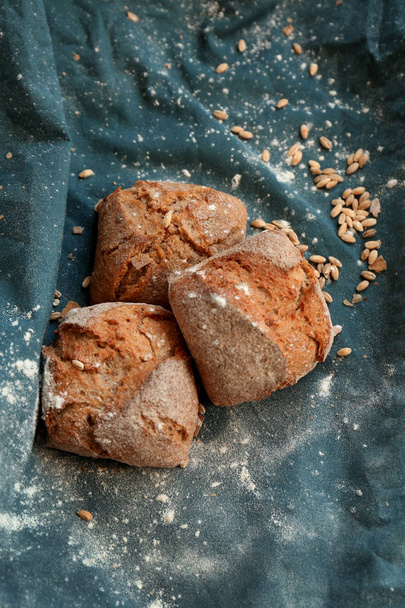 Fresh tasty bread on napkin - Valokuva, kuva
