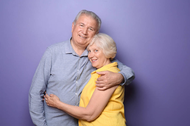 Счастливая старшая пара на цветном фоне - Фото, изображение
