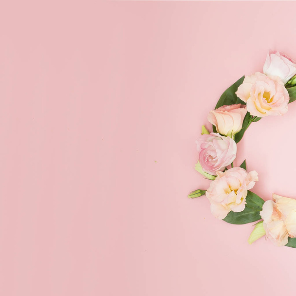 パステル ピンクの背景のピンクの花で作られた創造的なレイアウト。フラットが横たわっていた。コピー スペース フレーム トップ ビュー. - 写真・画像