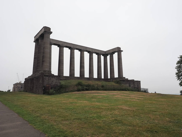 The Scottish National Monument on Calton Hill a Edimburgo, Regno Unito
 - Foto, immagini