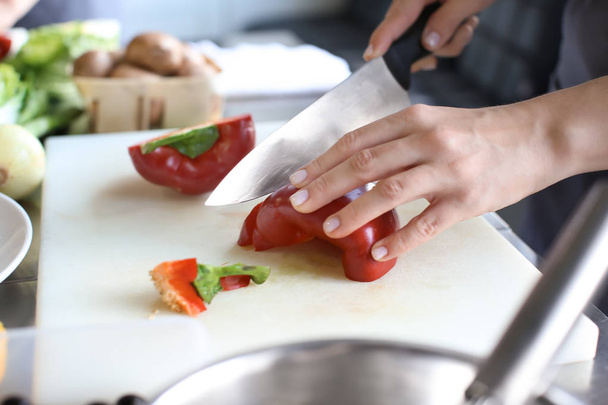 Chef donna che taglia verdure nella cucina del ristorante, primo piano
 - Foto, immagini