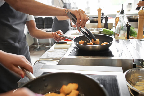 mannelijke chef-kok koken in de keuken van het restaurant - Foto, afbeelding