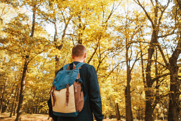 Turista o viajero con mochila en el bosque otoñal
. - Foto, imagen