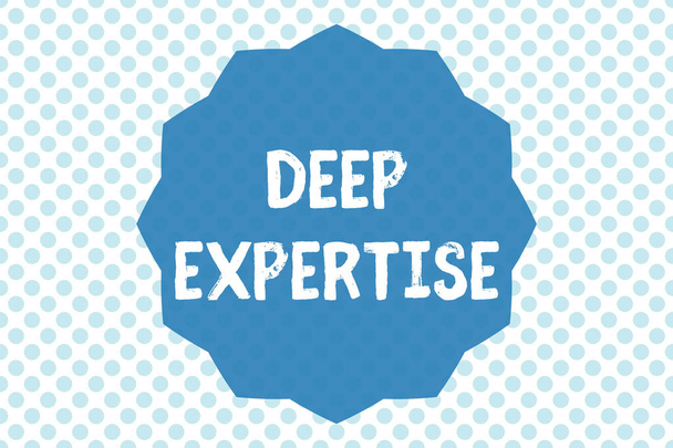 Piszę notatkę z "Deep Expertise". Pokazywanie zdjęć biznesowych Świetne umiejętności lub szeroka wiedza w danej dziedzinie lub hobby - Zdjęcie, obraz