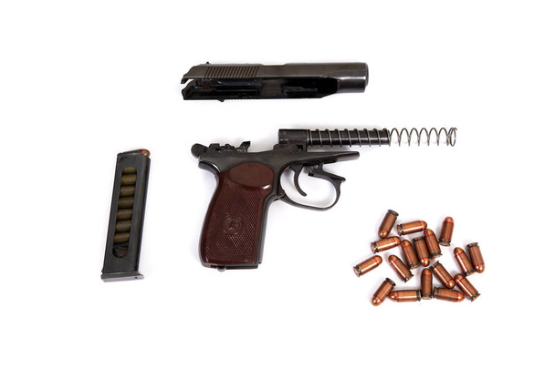 Stary radziecki zdemontowany Makarow pistolet z posiadaczem lub amunicji na białym tle. - Zdjęcie, obraz