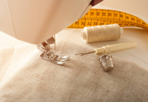 Máquina de costura com tecido e acessórios, close-up
 - Foto, Imagem