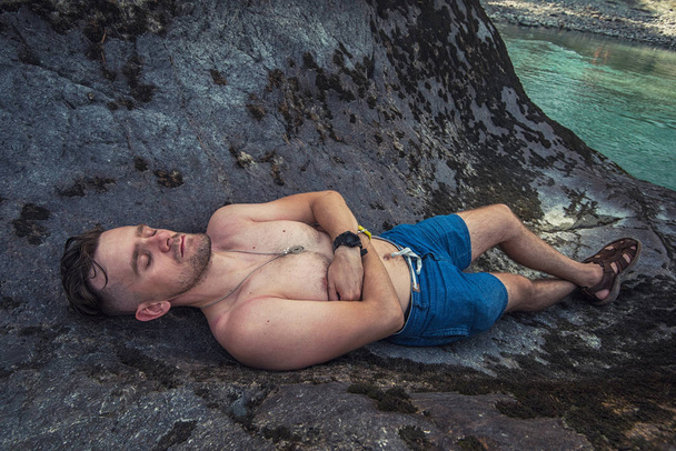 Hombre descansando en el río
 - Foto, imagen