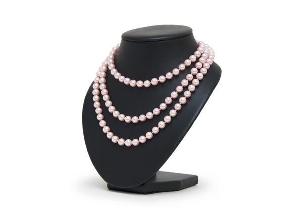 Collar de perlas sobre maniquí negro aislado sobre fondo blanco
 - Foto, imagen