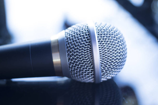 Cantores concerto palco mão microfone para cantar e apresentações ou voiceovers
. - Foto, Imagem