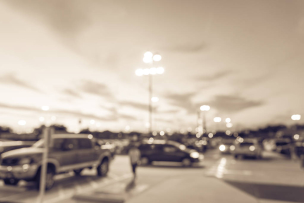 Старовинні тони розмита зайнятий відкритий автостоянок сучасний торговий центр в Humble, штат Техас, у нас на заході сонця. Торговому центрі комплексу Непокритий паркування, світло ліхтарні стовпи, клієнт за покупками в свята сезону - Фото, зображення