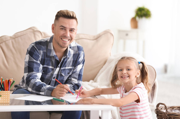 Heureux père et fille dessin à la maison
 - Photo, image