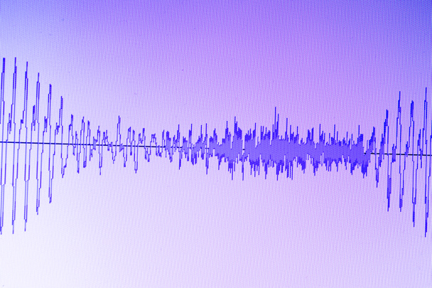 Audio Sound Wave Studio Bearbeitung Computerprogramm Bildschirm zeigt Sounds auf dem Bildschirm von Vocal Recording von Voiceover. - Foto, Bild