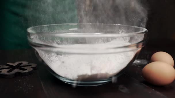 Flour falls to the glass pan, recipes of bakery products, making of bake, house kitchen, home chef - Footage, Video