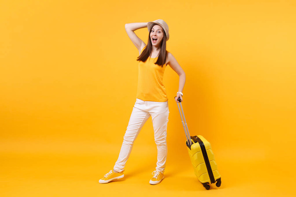 Utazó turisztikai nő a nyári alkalmi ruhák, hat bőrönddel, elszigetelt, a sárga-narancssárga háttérrel. Női utas utazik külföldre utazni, a menekülés hétvégén. Légi járat út fogalma - Fotó, kép