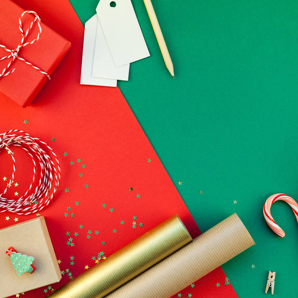 Yeni yıl veya Noel DIY düz üstten görünüm Xmas tatil kutlama el yapımı Hediyelik kutu kırmızı yeşil Kağıt arka plan üzerinde yatıyordu hazırlık sunar. Şablon mockup tebrik kartı veya metin tasarımınızı 2019 - Fotoğraf, Görsel