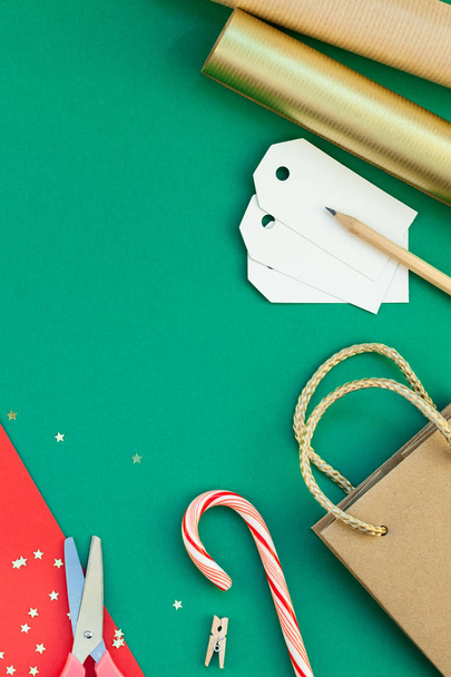 Nouvel An ou Noël cadeaux préparation bricolage plat vue de dessus Noël célébration boîtes-cadeaux faites à la main sur fond de papier vert rouge. Modèle de maquette pour carte de vœux ou votre conception de texte 2019
 - Photo, image