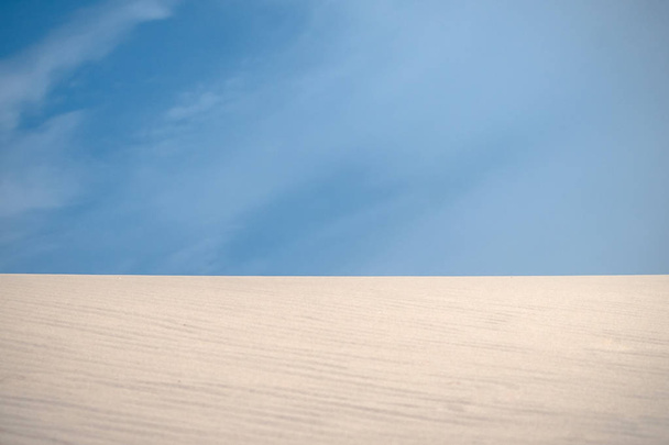 Parque natural nacional com paisagem de dunas na costa holandesa. Paisagem com dunas de areia, grama duna, céu azul, nuvens brancas e luz solar
 - Foto, Imagem