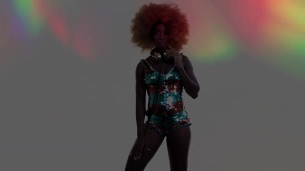 wunderschönes afrikanisches Model, das in funkelnden Kostümen tanzt. perfekt für stilvolle Club-, Disco- und Modeveranstaltungen - Filmmaterial, Video