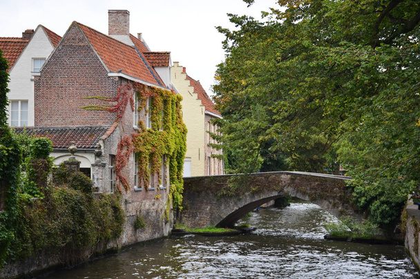Edificio antiguo y canales en la ciudad de Brujas, Bélgica
 - Foto, imagen