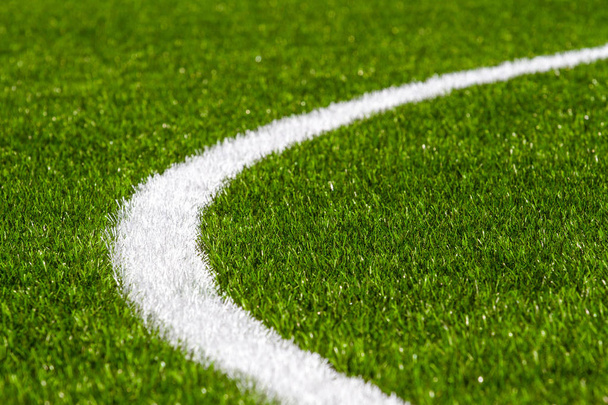 Campo de esportes de futebol de grama sintética verde com linha de listra branca
 - Foto, Imagem